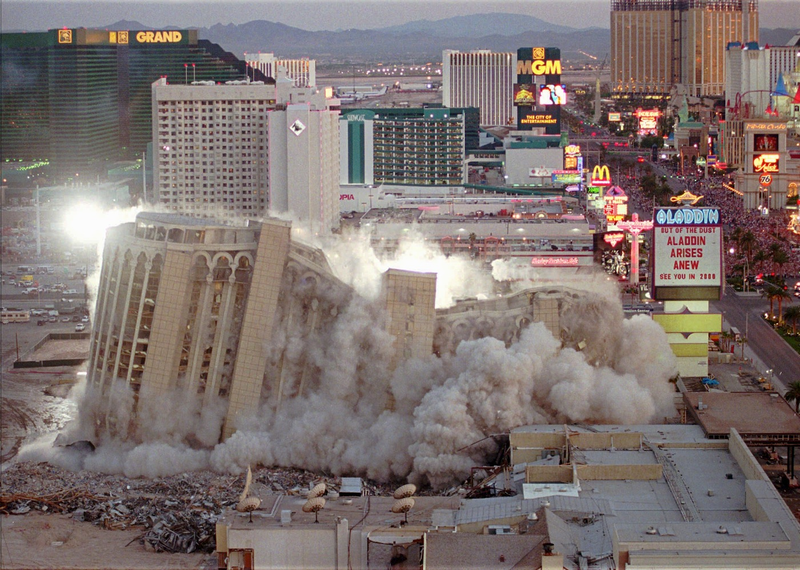 Illustration for article titled The Joy Of Watching Huge Buildings Implode